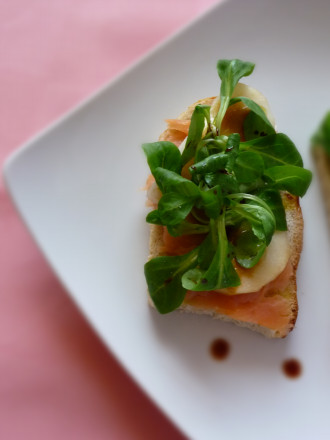 crostini-al-salmone-e-pera